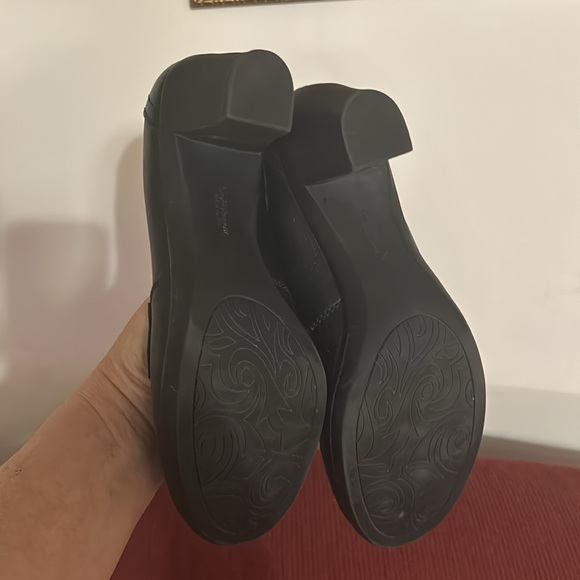 Croft & Barrow sole (sense)ability BLK heeled loafers w/front fringe tassels - Picture 6 of 8